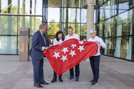 Imagen de la noticia El presidente de la Asamblea entrega la bandera autonómica a los participantes del Desafío Santalucía Seniors